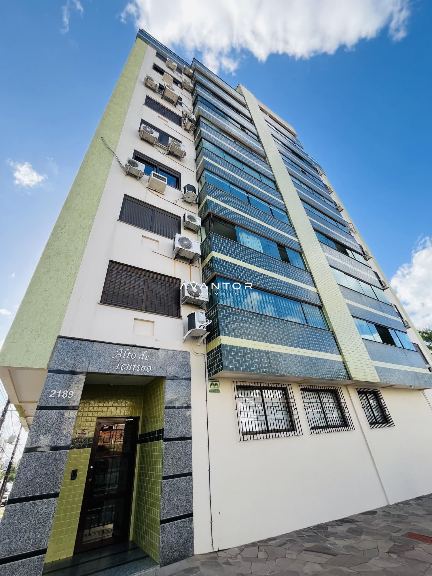 Fachada do prédio com entrada frontal — Apartamento com 3 quartos à venda em Nossa Senhora de Fátima, Santa Maria/RS