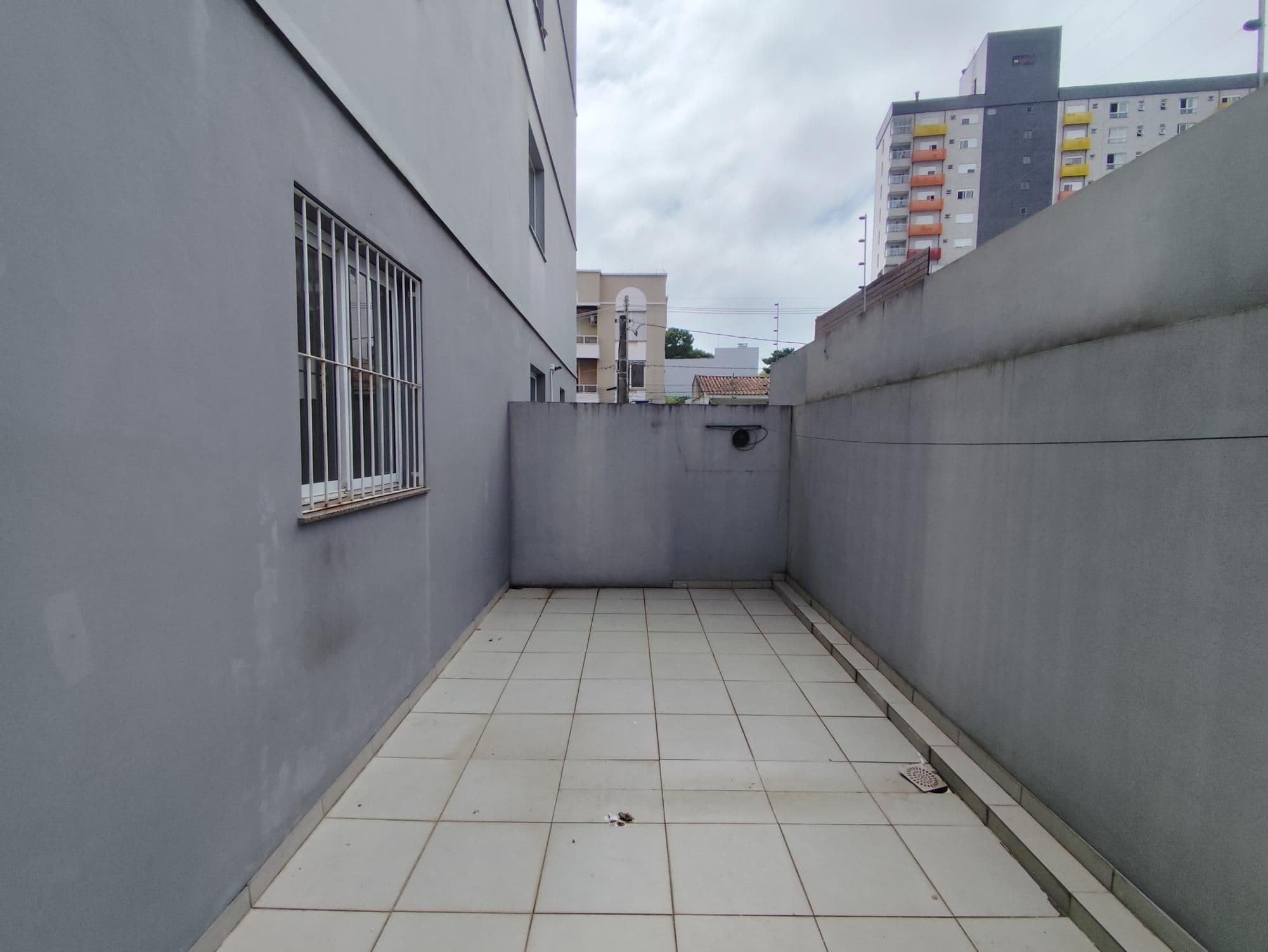 Apartamento de 1 dormitório, com terraço e garagem — Apartamento com 1 quarto para alugar em Centro, Santa Maria/RS