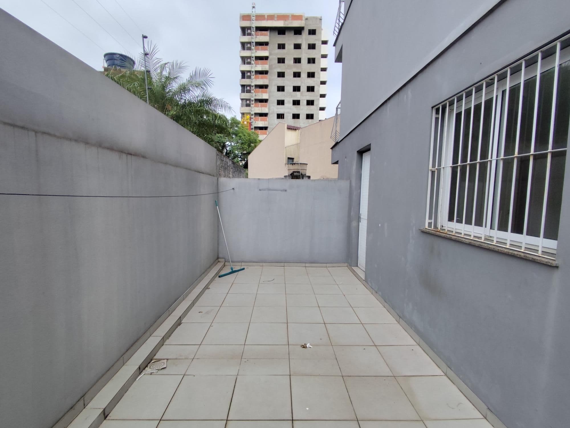 Apartamento de 1 dormitório, com terraço e garagem — Apartamento com 1 quarto para alugar em Centro, Santa Maria/RS