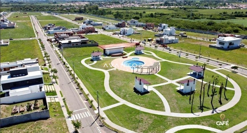 Vista aérea de condomínio com piscina — Terreno à venda no Cidade Universitária, em Camobi, Santa Maria/RS