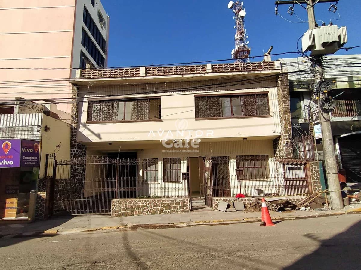Fachada da construção com entrada para comércio — Casa Comercial com 7 salas para alugar em Centro, Santa Maria/RS