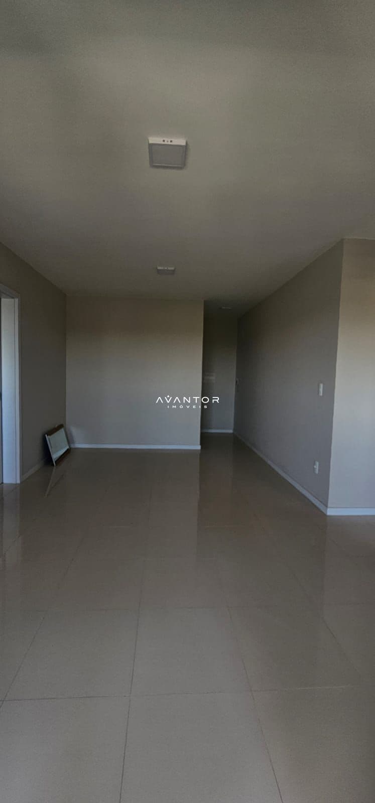 Ambiente interno com piso e paredes — Apartamento com 3 quartos à venda no Edifício Lisboa, em Uglione, Santa Maria/RS