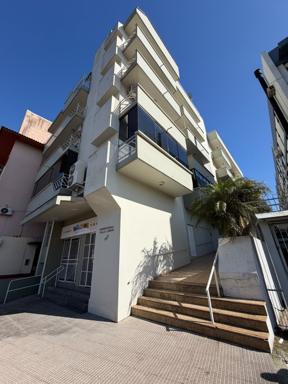 Fachada do prédio com sacadas — Apartamento com 4 quartos à venda em Nossa Senhora de Fátima, Santa Maria/RS