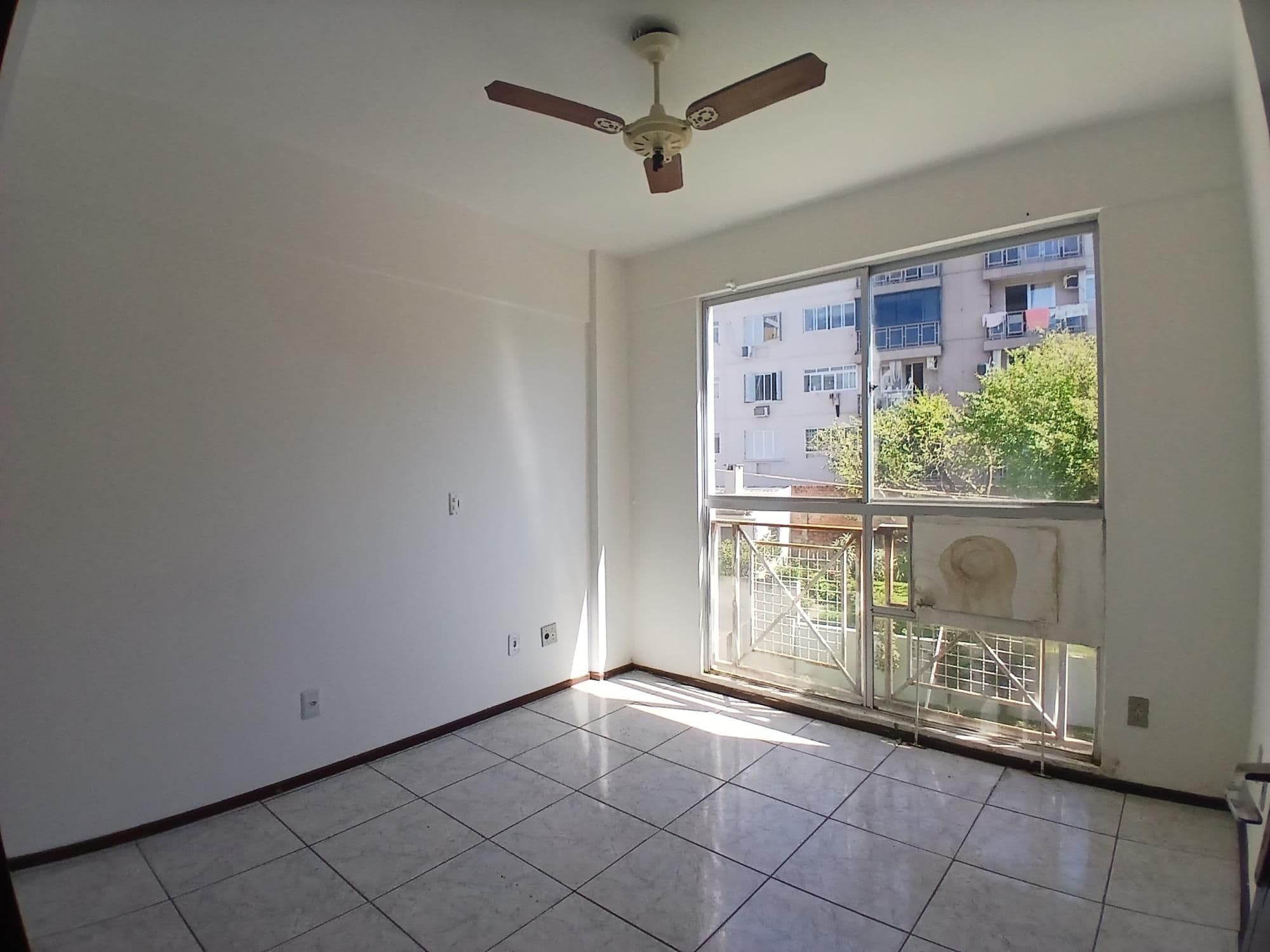 Apartamento Central de 2 dormitórios, sala de estar, banheiro social, cozinha e área de se — Apartamento com 2 quartos à venda em Centro, Santa Maria/RS