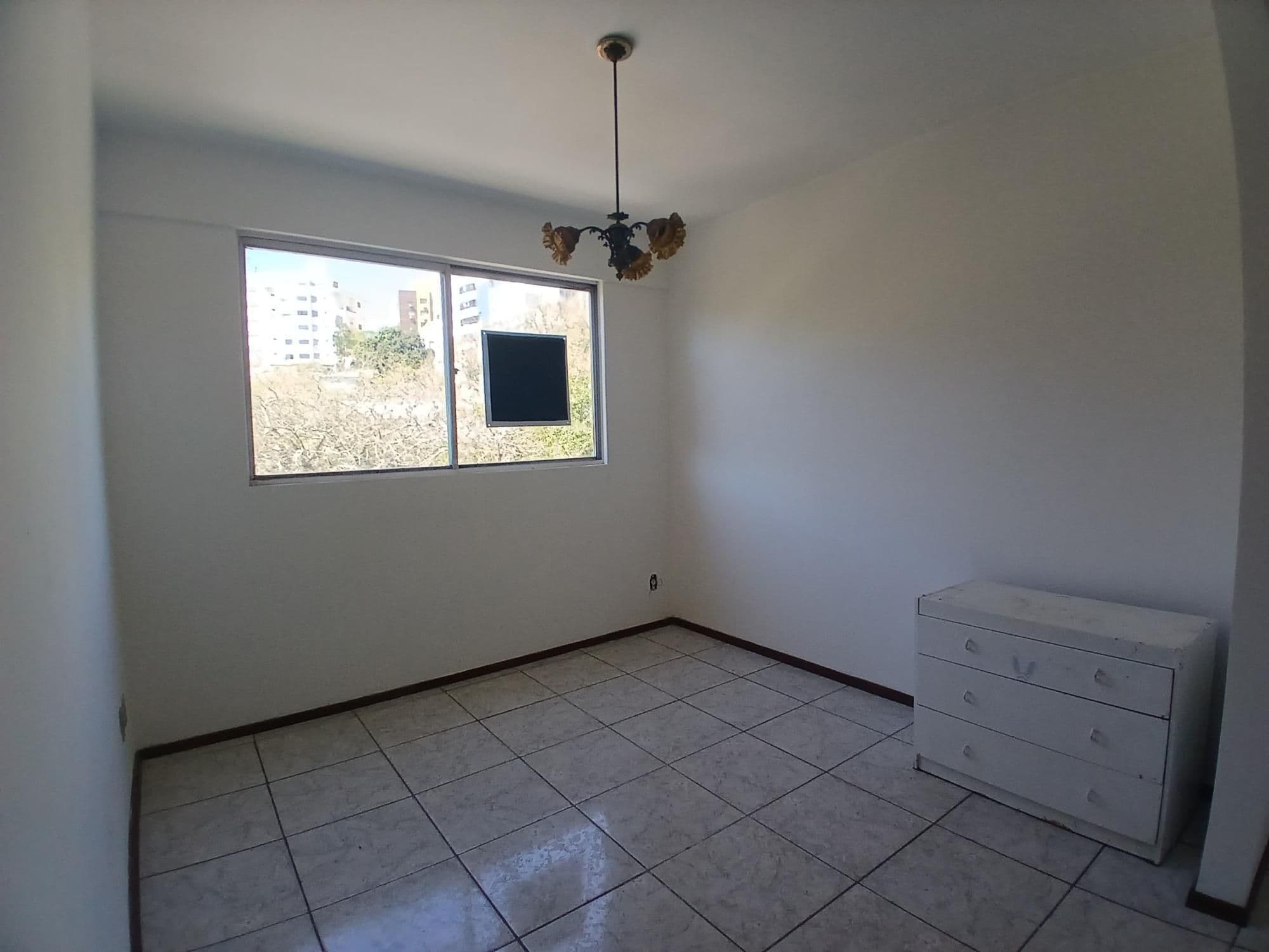 Apartamento Central de 2 dormitórios, sala de estar, banheiro social, cozinha e área de se — Apartamento com 2 quartos à venda em Centro, Santa Maria/RS