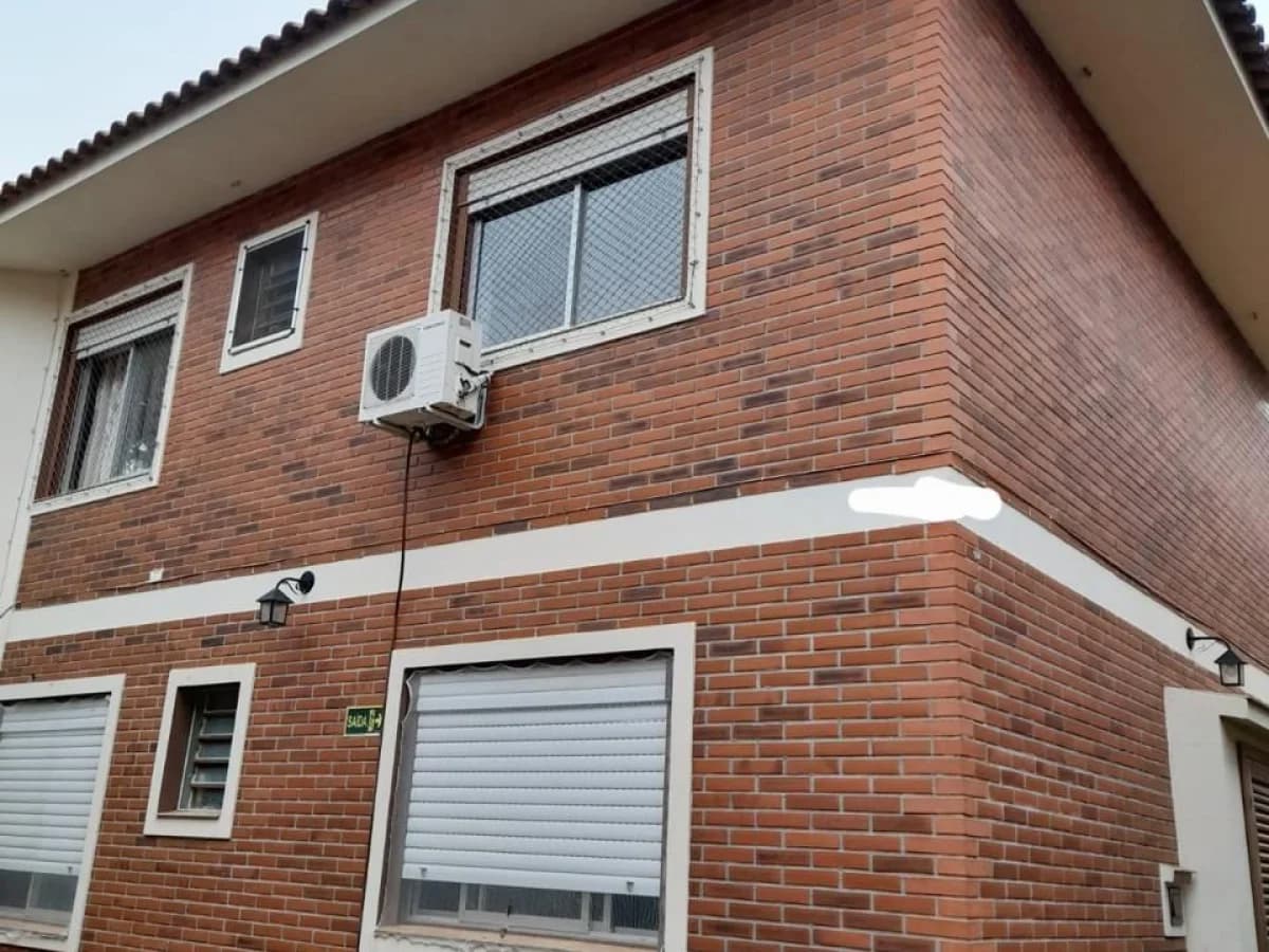 Fachada da casa em alvenaria com garagem — Apartamento com 3 quartos à venda em Pinheiro Machado, Santa Maria/RS