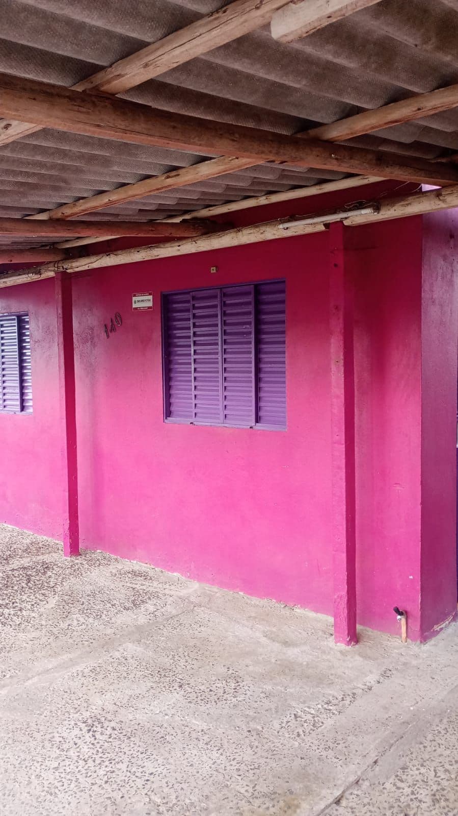 Fachada da casa com parede rosa — Casa com 3 quartos à venda em Nova Santa Marta, Santa Maria/RS