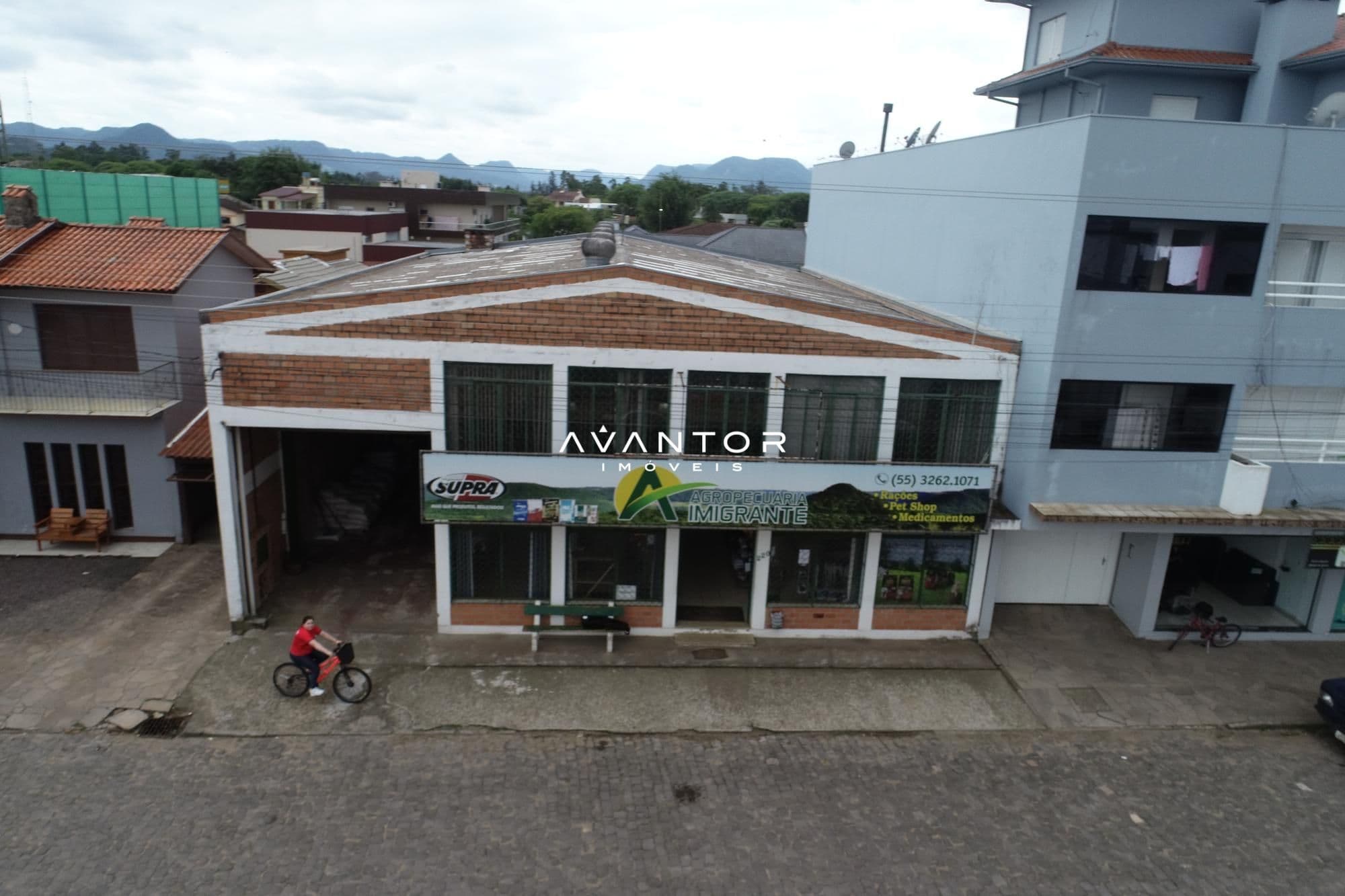 Fachada do imóvel com loja no térreo — Prédio Comercial com 6 salas à venda em Centro, Paraíso do Sul/RS