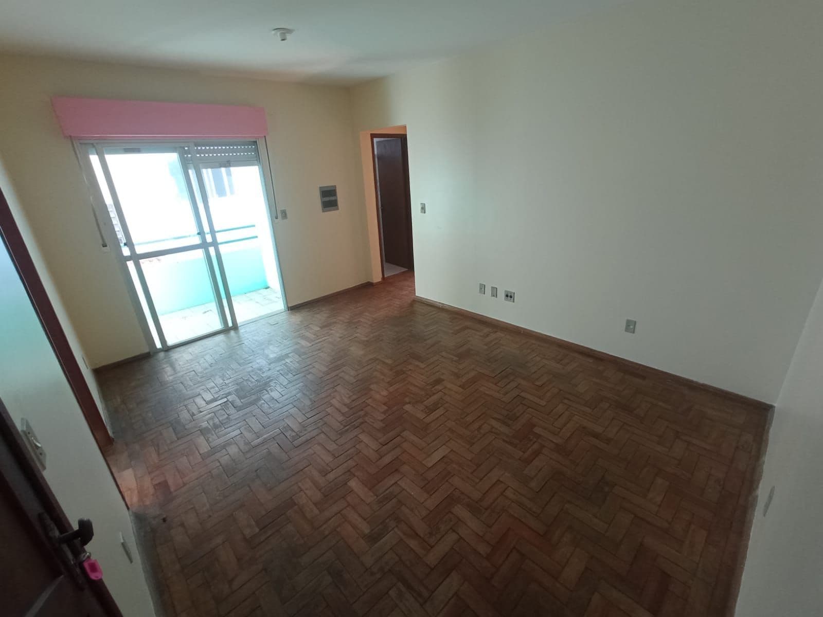 Apartamento De 2 Dormitórios, Sala de Estar com Sacada, Banheiro Social, Cozinha, Área de — Apartamento com 2 quartos para alugar em Duque de Caxias, Santa Maria/RS