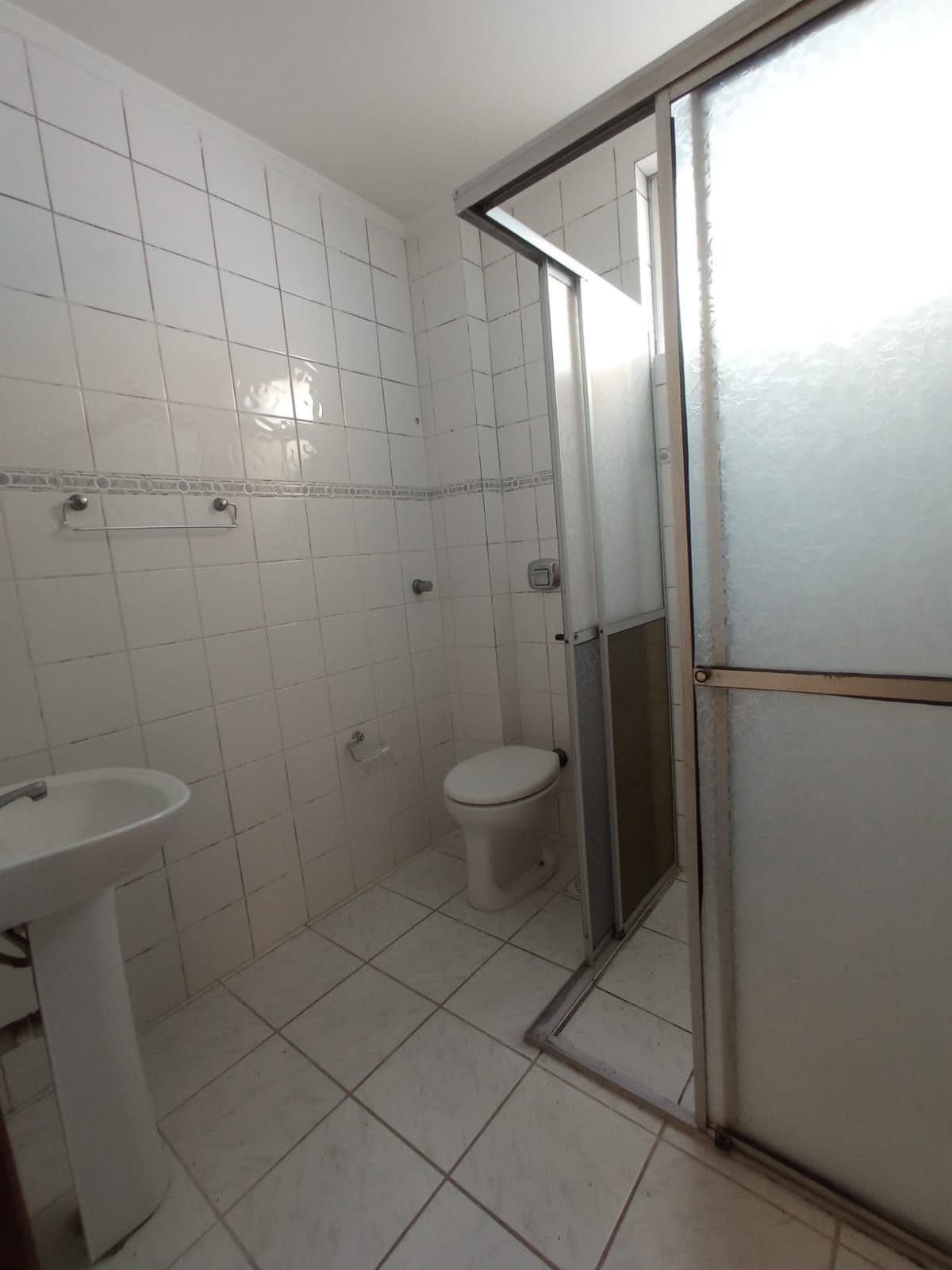 Apartamento De 2 Dormitórios, Sala de Estar com Sacada, Banheiro Social, Cozinha, Área de — Apartamento com 2 quartos para alugar em Duque de Caxias, Santa Maria/RS