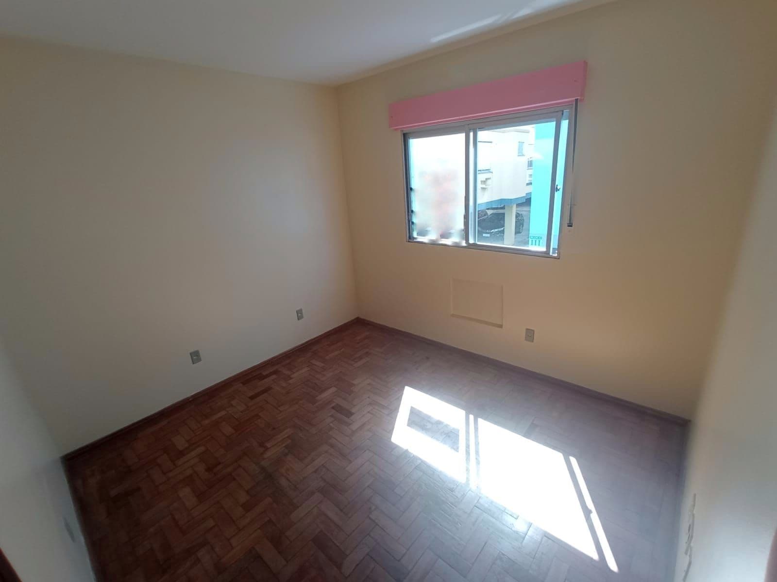 Apartamento De 2 Dormitórios, Sala de Estar com Sacada, Banheiro Social, Cozinha, Área de — Apartamento com 2 quartos para alugar em Duque de Caxias, Santa Maria/RS