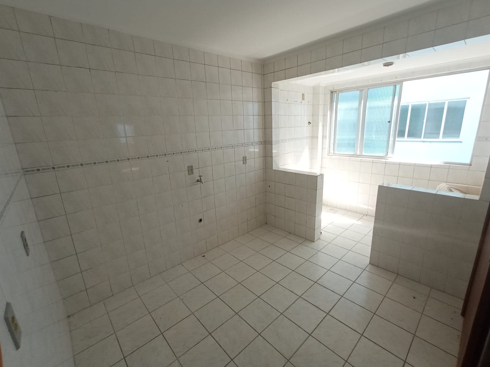 Apartamento De 2 Dormitórios, Sala de Estar com Sacada, Banheiro Social, Cozinha, Área de — Apartamento com 2 quartos para alugar em Duque de Caxias, Santa Maria/RS