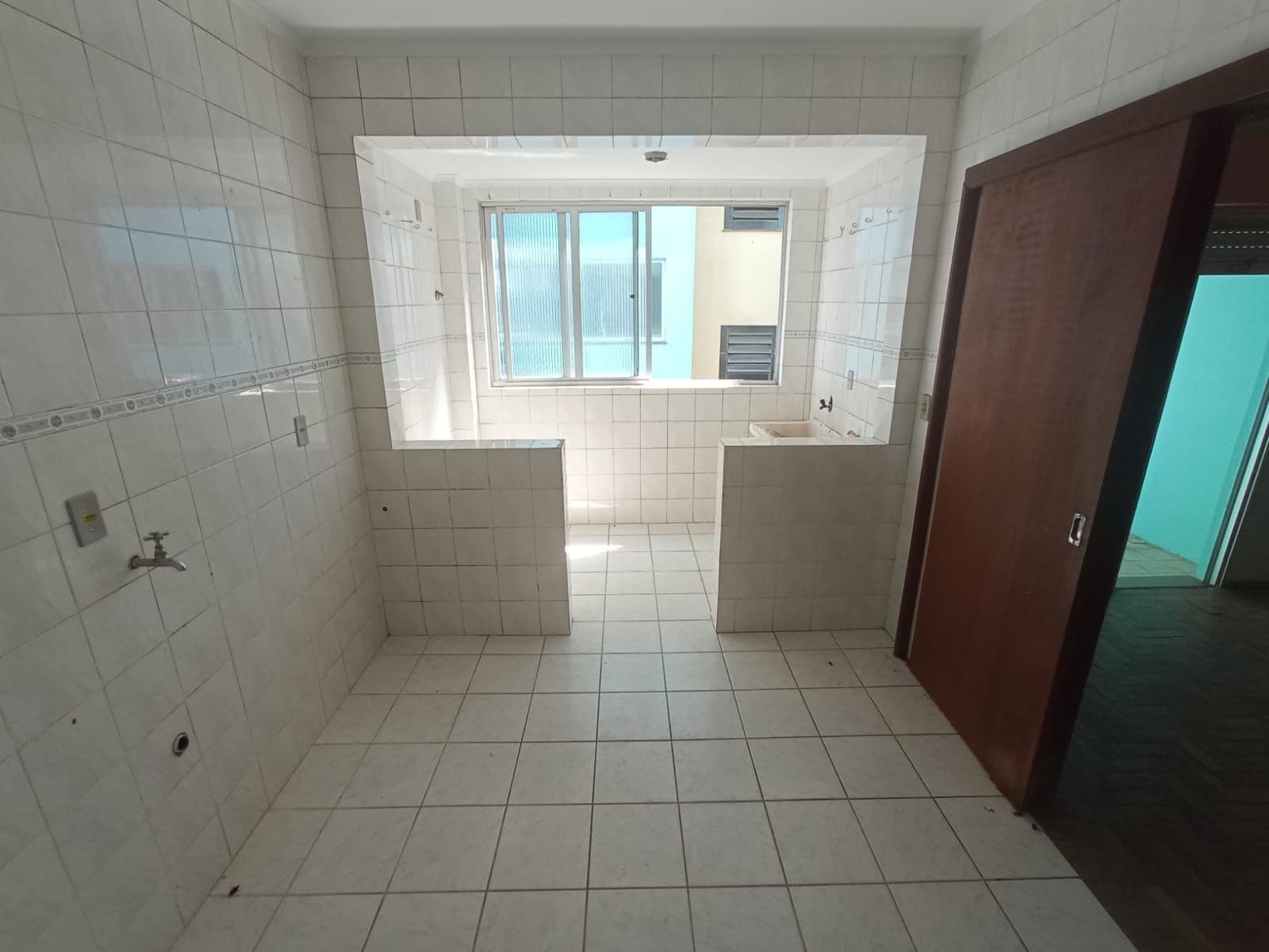 Apartamento De 2 Dormitórios, Sala de Estar com Sacada, Banheiro Social, Cozinha, Área de — Apartamento com 2 quartos para alugar em Duque de Caxias, Santa Maria/RS