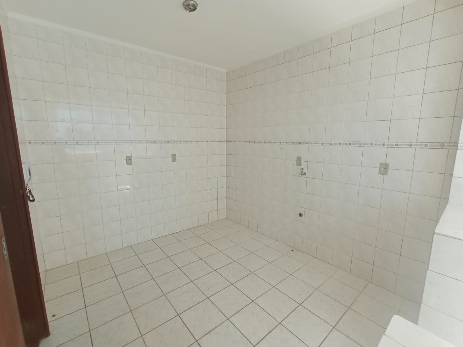 Apartamento De 2 Dormitórios, Sala de Estar com Sacada, Banheiro Social, Cozinha, Área de — Apartamento com 2 quartos para alugar em Duque de Caxias, Santa Maria/RS