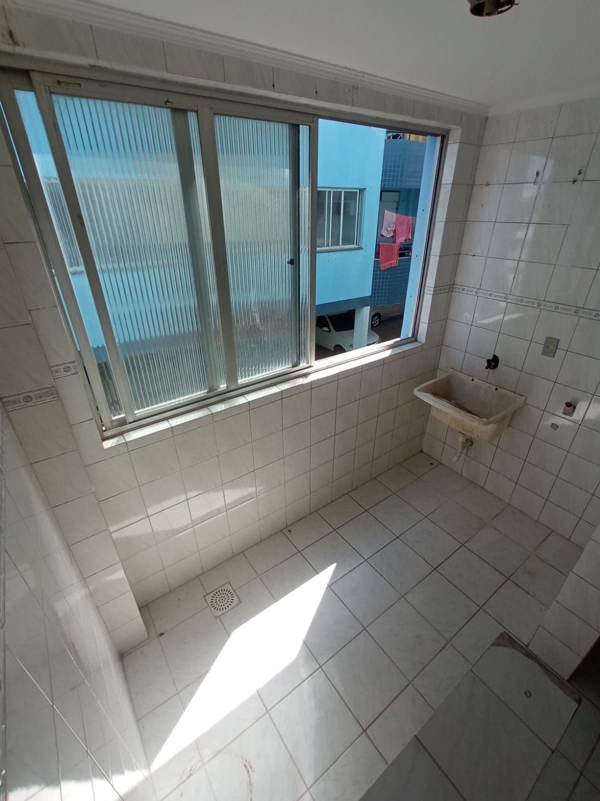 Apartamento De 2 Dormitórios, Sala de Estar com Sacada, Banheiro Social, Cozinha, Área de — Apartamento com 2 quartos para alugar em Duque de Caxias, Santa Maria/RS