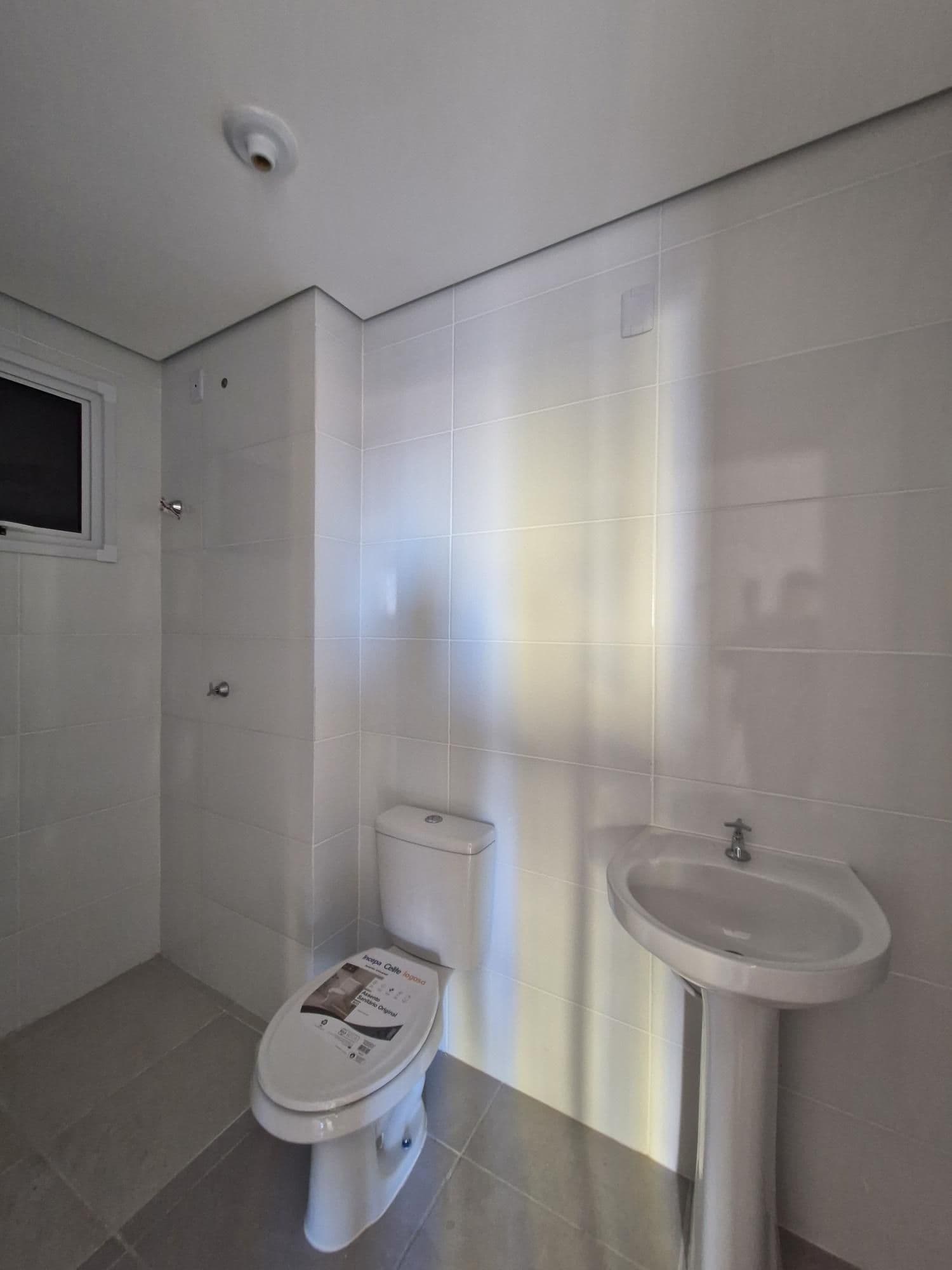 Apartamento de 2 dormitórios, sacada, churrasqueira com garagem no bairro Camobi em Santa — Apartamento com 2 quartos à venda em Camobi, Santa Maria/RS