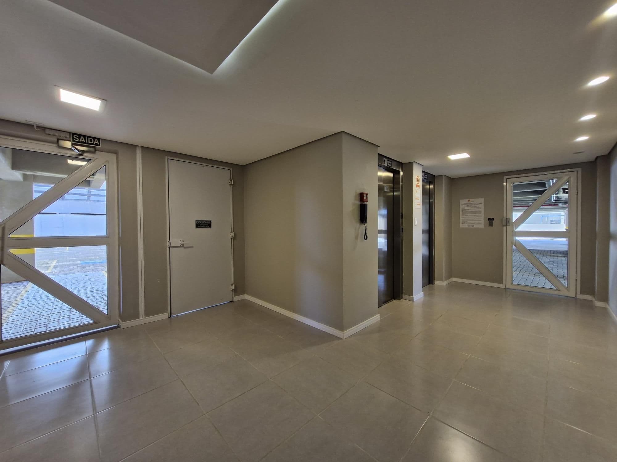 Apartamento de 2 dormitórios, sacada, churrasqueira com garagem no bairro Camobi em Santa — Apartamento com 2 quartos à venda em Camobi, Santa Maria/RS