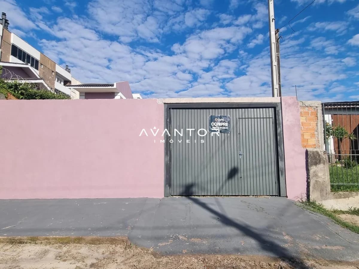 Fachada da casa com garagem — Terreno à venda em Nossa Senhora do Rosário, Santa Maria/RS