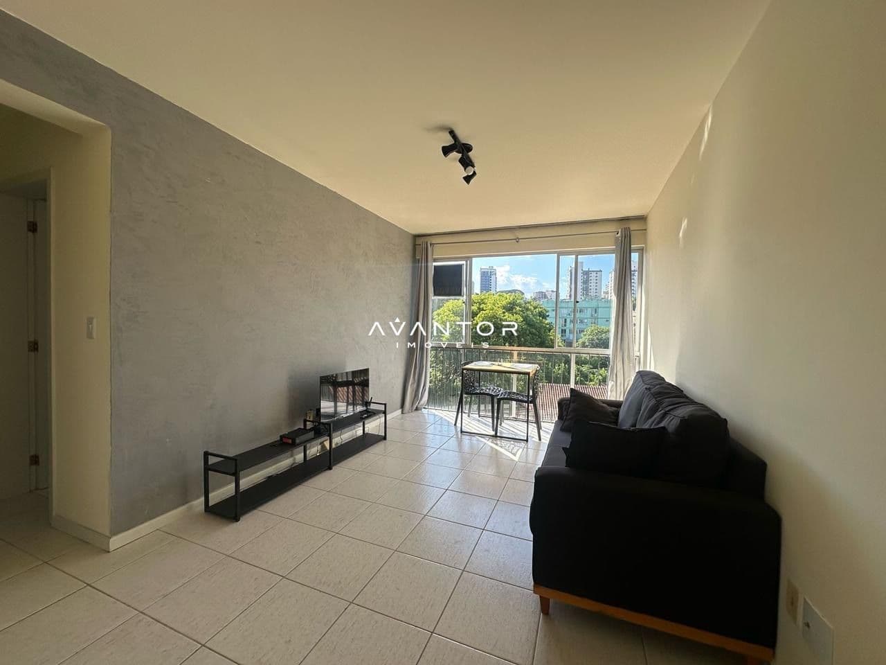 Sala de estar com sacada — Apartamento com 2 quartos à venda em Nossa Senhora de Lourdes, Santa Maria/RS