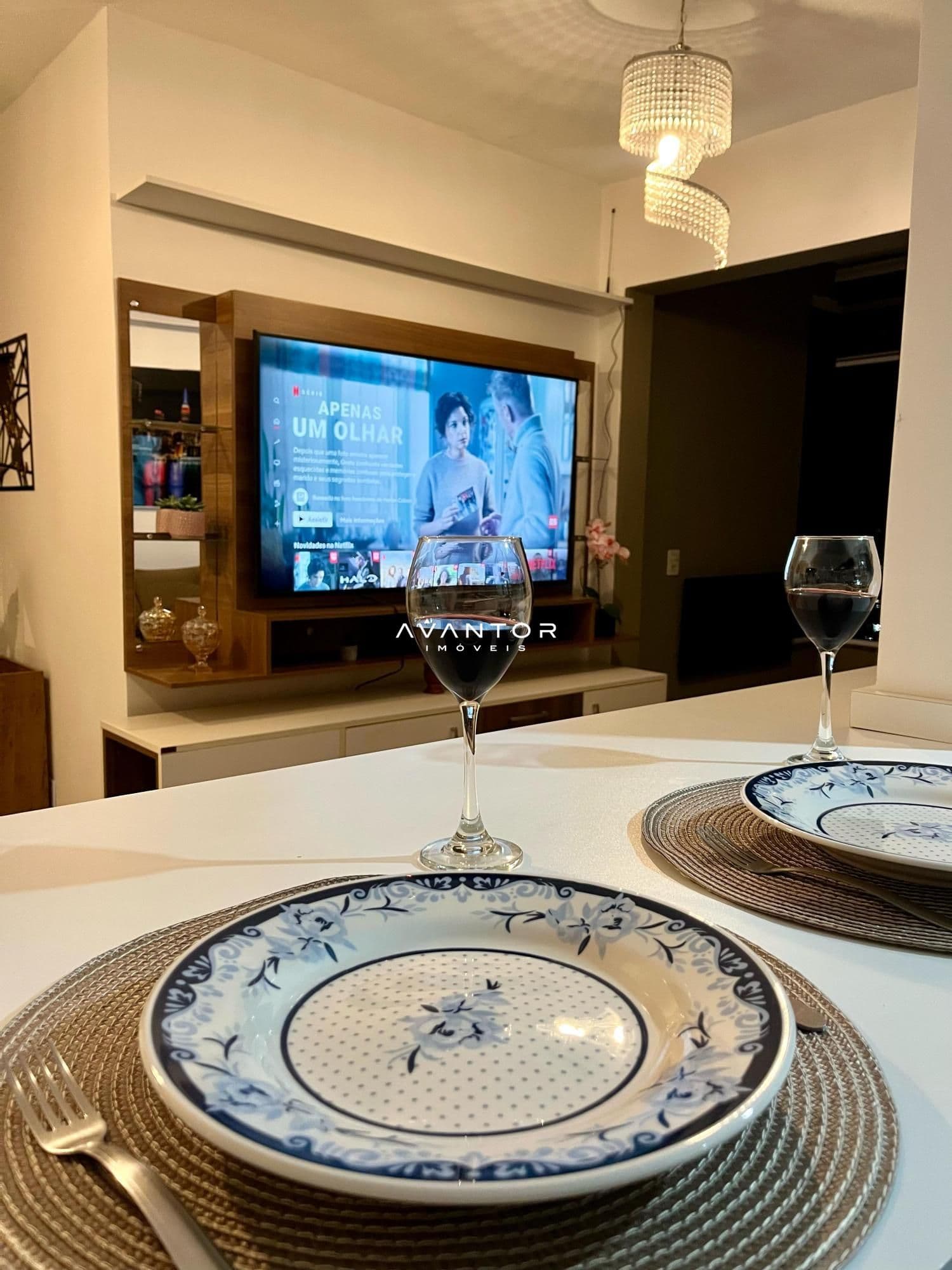 Sala de estar com TV integrada e painel em madeira — Apartamento com 2 quartos à venda em Bonfim, Santa Maria/RS