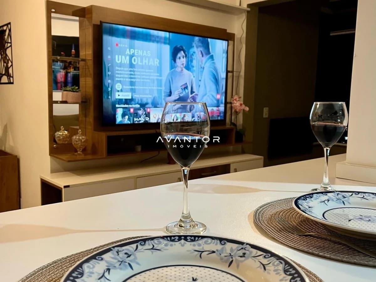 Sala de estar com TV integrada e painel em madeira — Apartamento com 2 quartos à venda em Bonfim, Santa Maria/RS