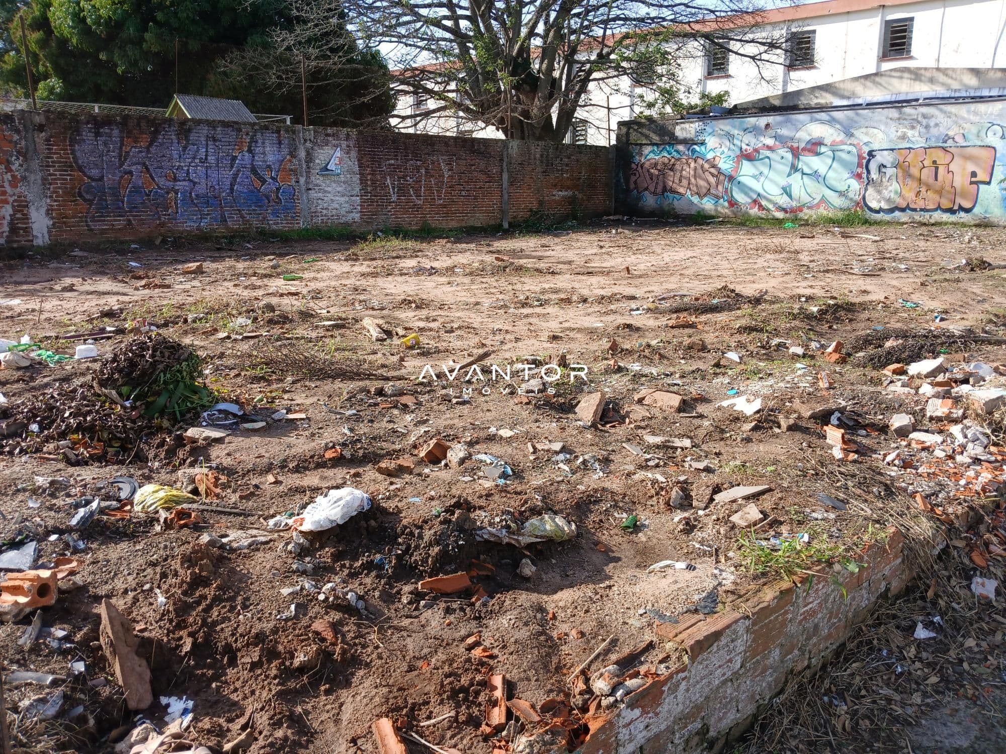 Terreno com muros e resíduos — Terreno à venda em Passo D'Areia, Santa Maria/RS