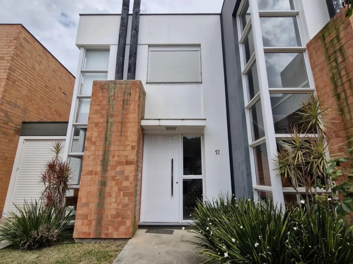 Casa em belo condomínio fechado em ótima localização — Residencial Novo Jardim, Diácono João Luiz Pozzobon, Santa Maria/RS