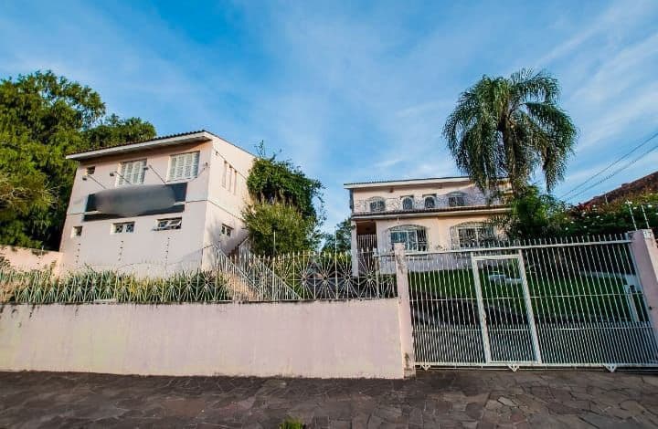 Casa Duplex De 5 Dormitórios, (2) Suíte, (4) Salas, (3) Banheiros, Closet, (3) Cozinhas, L — Casa com 5 quartos à venda em Nossa Senhora do Perpétuo Socorro, Santa Maria/RS