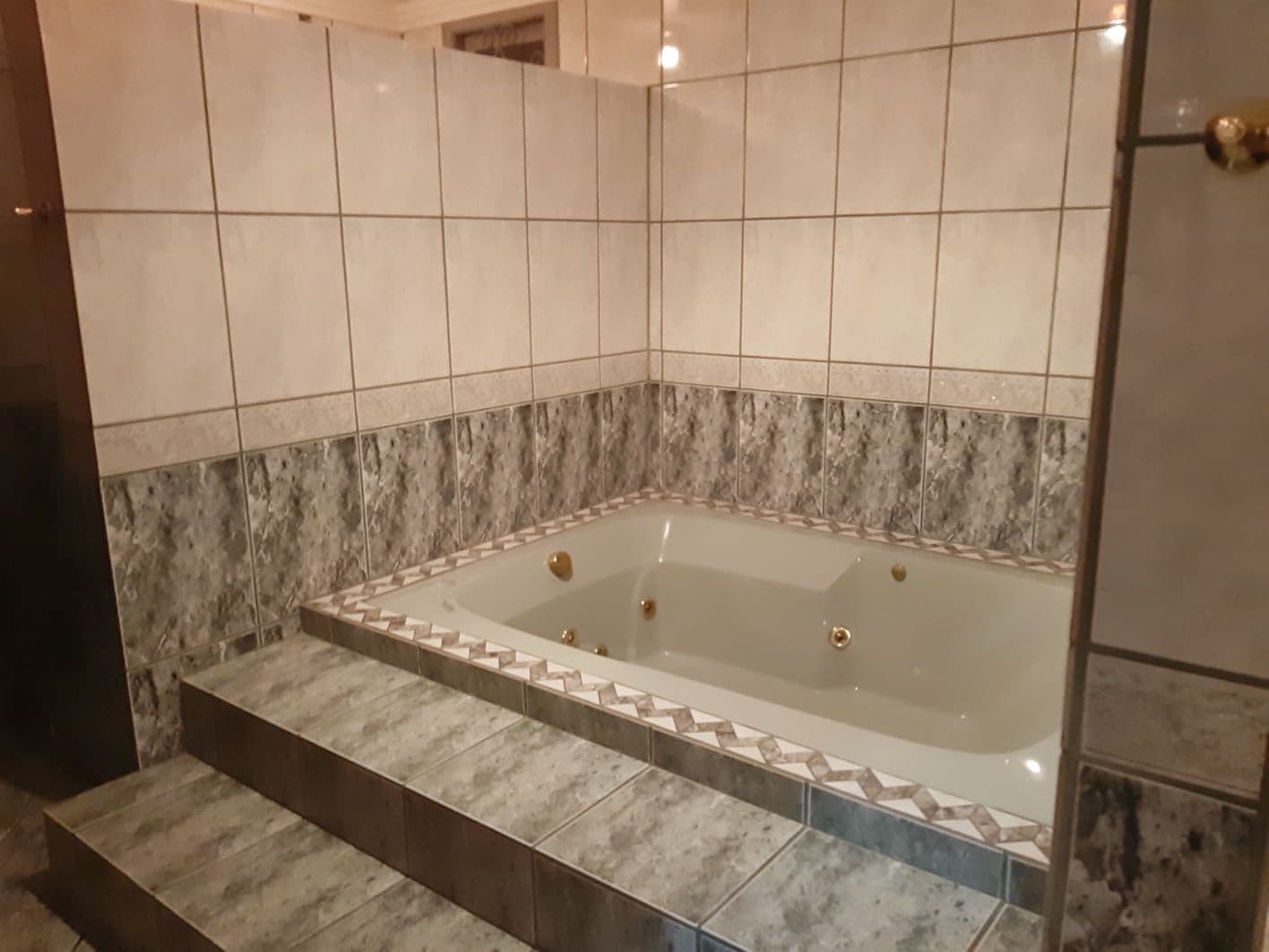 Casa Duplex De 5 Dormitórios, (2) Suíte, (4) Salas, (3) Banheiros, Closet, (3) Cozinhas, L — Casa com 5 quartos à venda em Nossa Senhora do Perpétuo Socorro, Santa Maria/RS