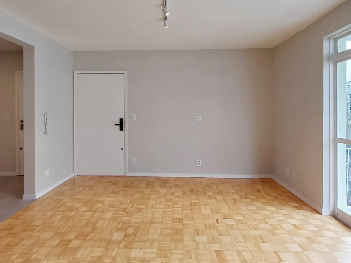 Sala de estar com piso de madeira — Edifício Brasil, Centro, Santa Maria/RS