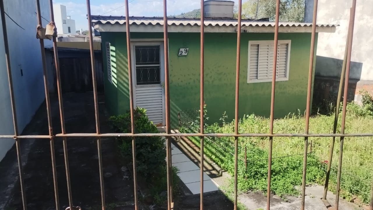 Fachada da casa com portão de ferro — Casa com 1 quarto à venda em Nonoai, Santa Maria/RS