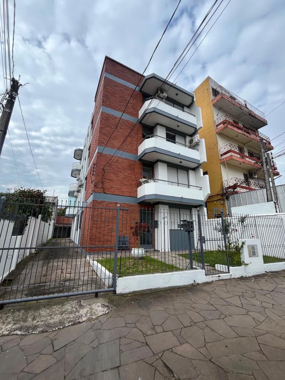 Fachada do prédio com sacada — Apartamento com 3 quartos à venda em Duque de Caxias, Santa Maria/RS