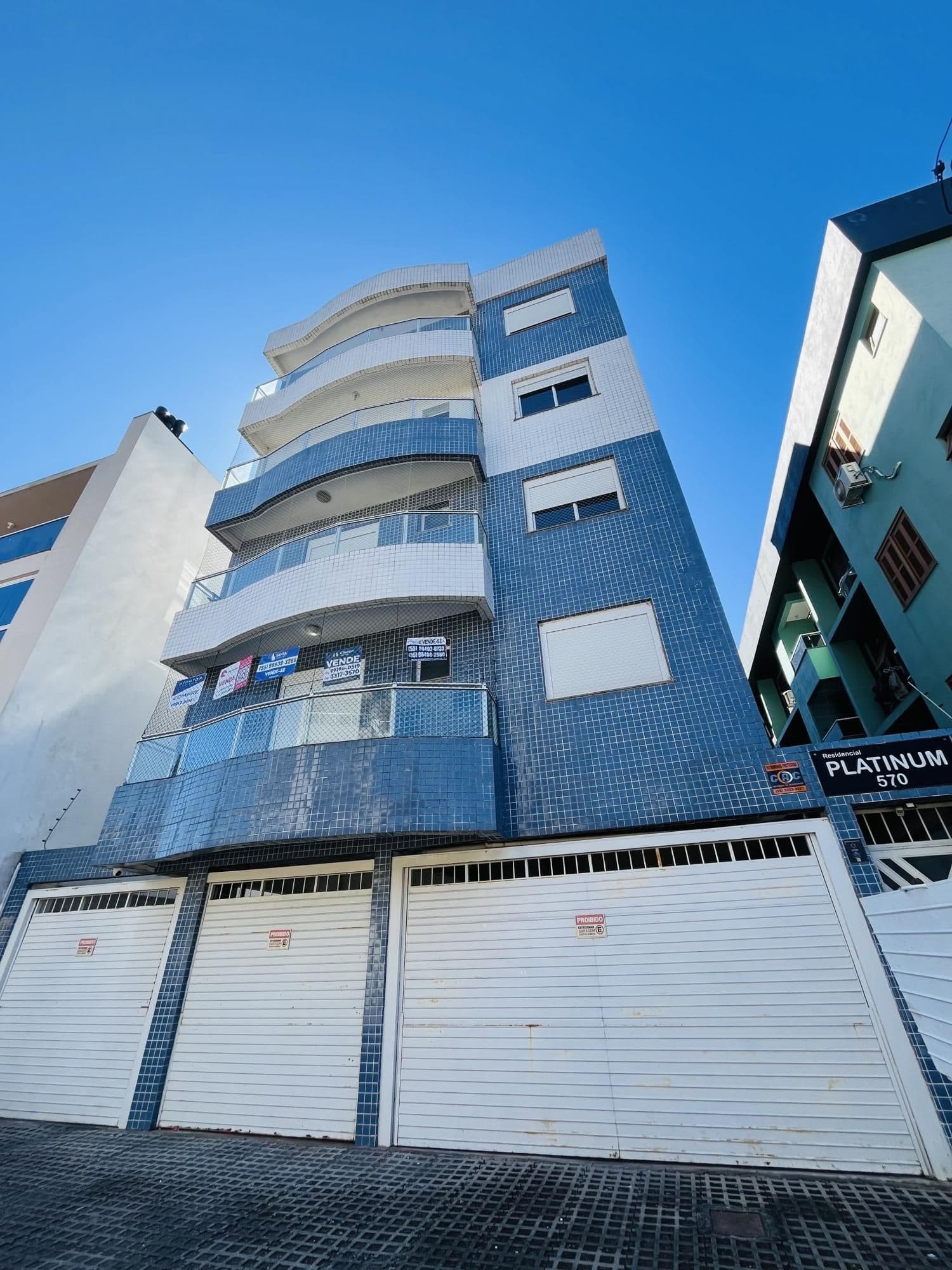 Fachada do prédio com sacadas — Apartamento com 2 quartos à venda no Residencial Platinum, em Camobi, Santa Maria/RS
