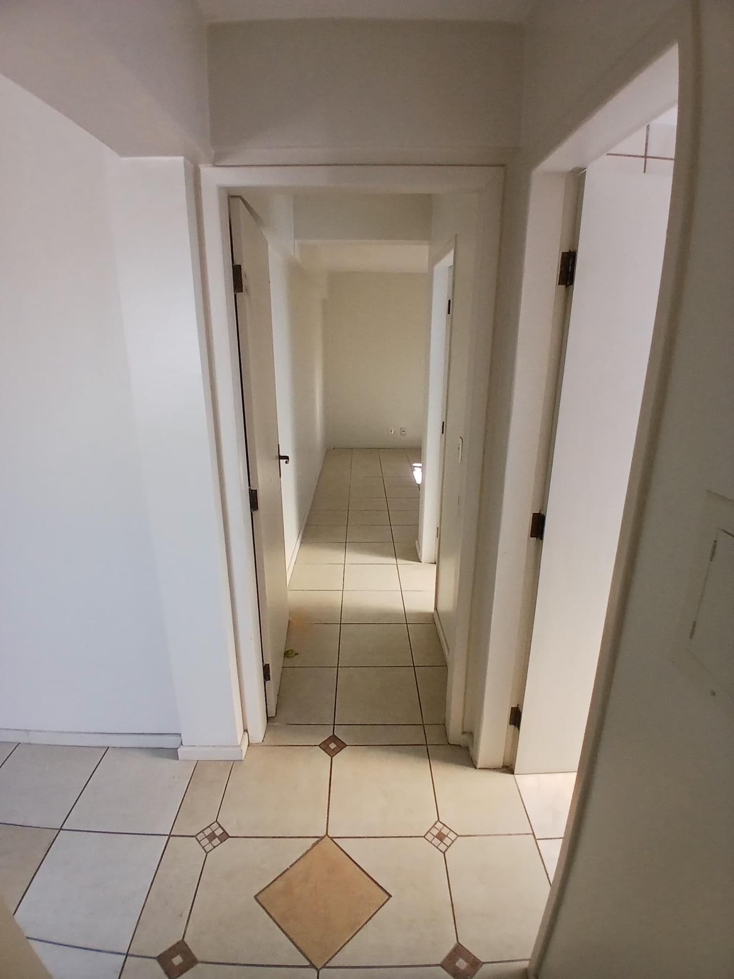 Apartamento Amplo De 2 Dormitórios, Suíte, Sala 2 Ambientes, 2 Banheiros, Cozinha, Área De — Apartamento com 2 quartos para alugar em Nossa Senhora Medianeira, Santa Maria/RS
