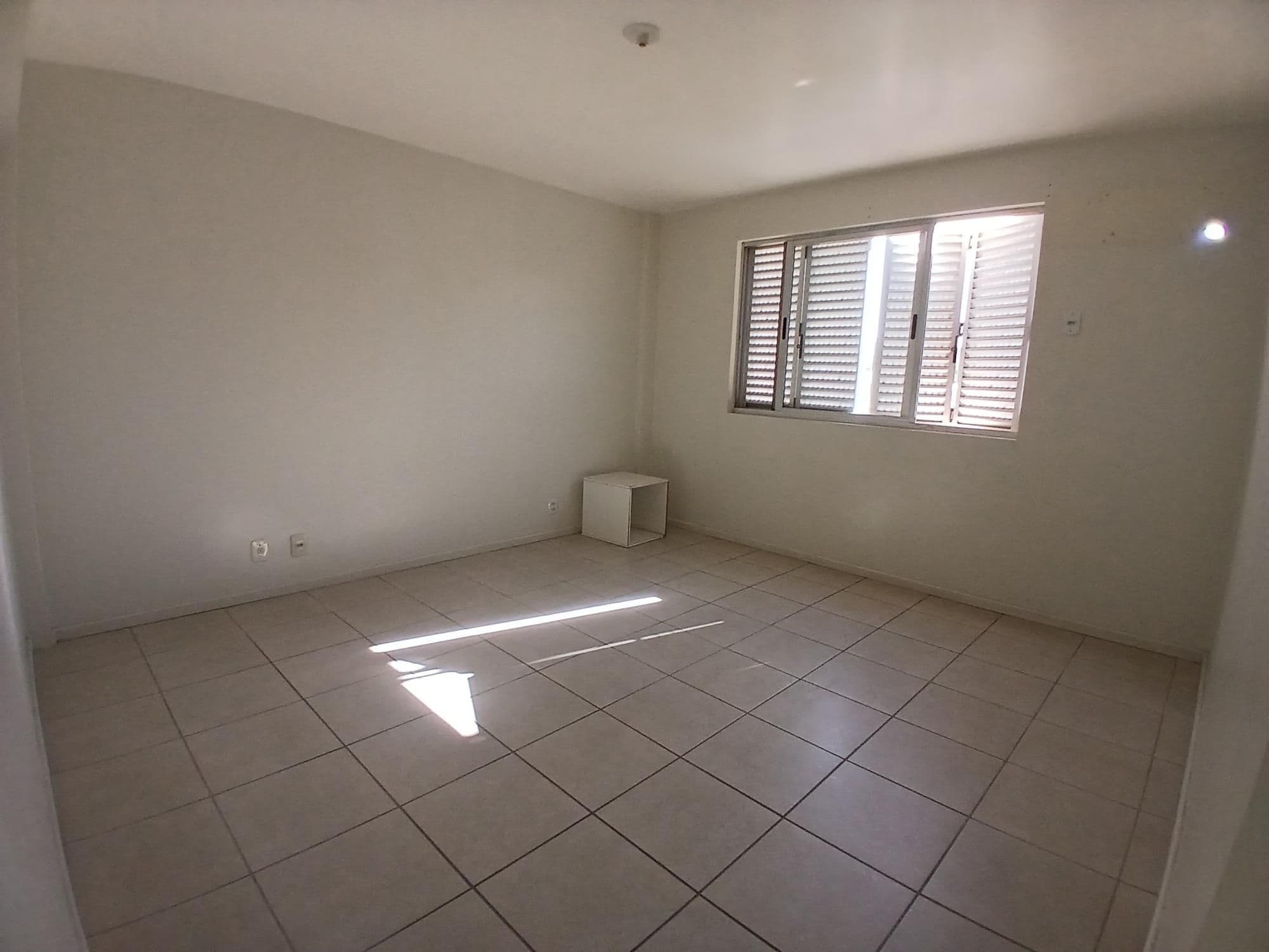 Apartamento Amplo De 2 Dormitórios, Suíte, Sala 2 Ambientes, 2 Banheiros, Cozinha, Área De — Apartamento com 2 quartos para alugar em Nossa Senhora Medianeira, Santa Maria/RS