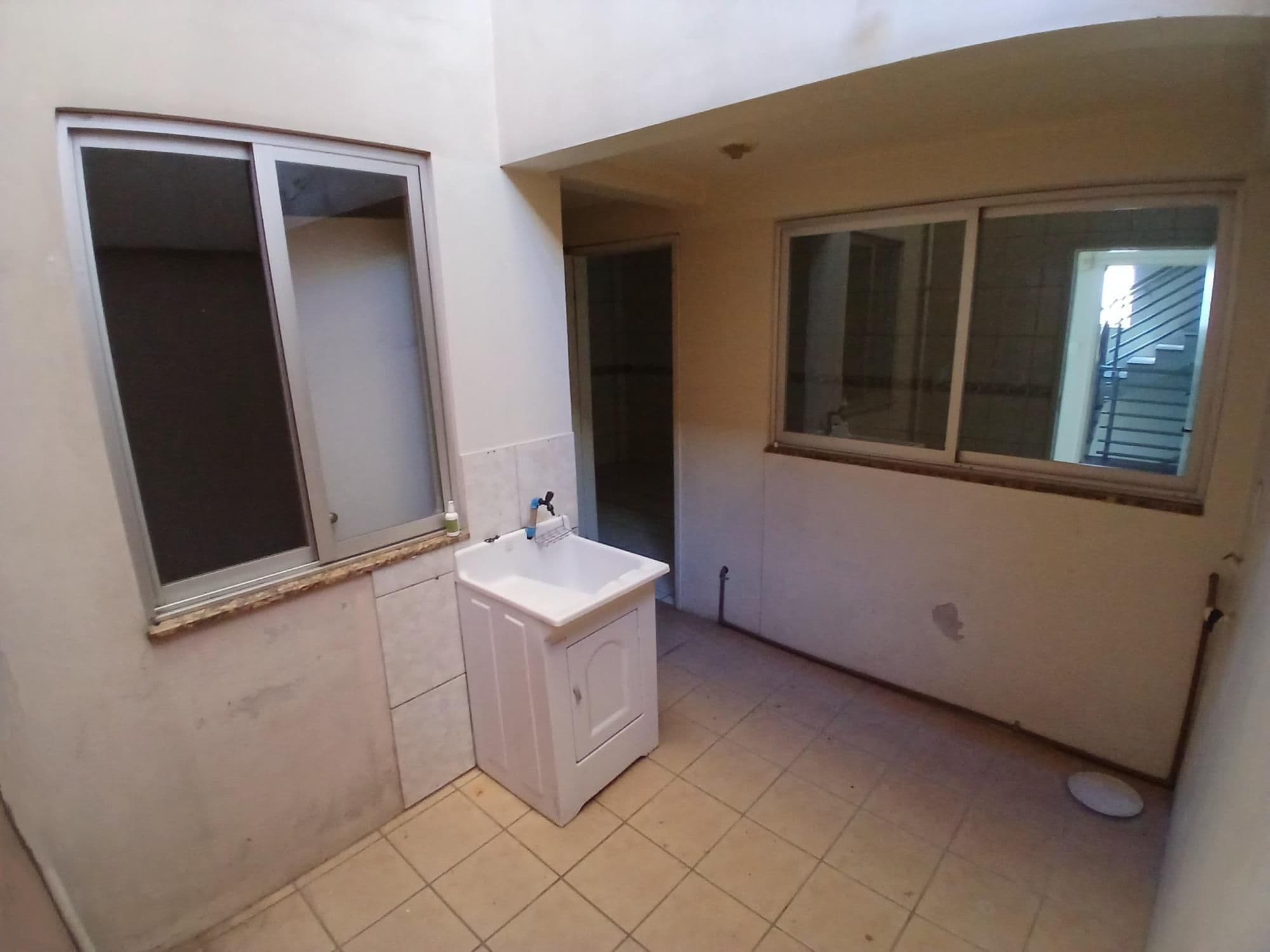 Apartamento Amplo De 2 Dormitórios, Suíte, Sala 2 Ambientes, 2 Banheiros, Cozinha, Área De — Apartamento com 2 quartos para alugar em Nossa Senhora Medianeira, Santa Maria/RS