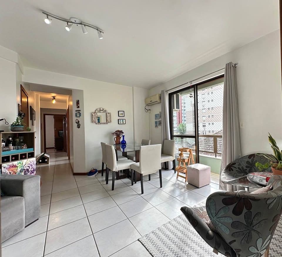Sala de estar integrada à cozinha com sacada — Apartamento com 3 quartos à venda em Nossa Senhora de Fátima, Santa Maria/RS