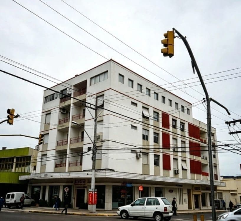 Fachada do prédio com detalhes em vermelho — Apartamento com 1 quarto à venda em Centro, Santa Maria/RS