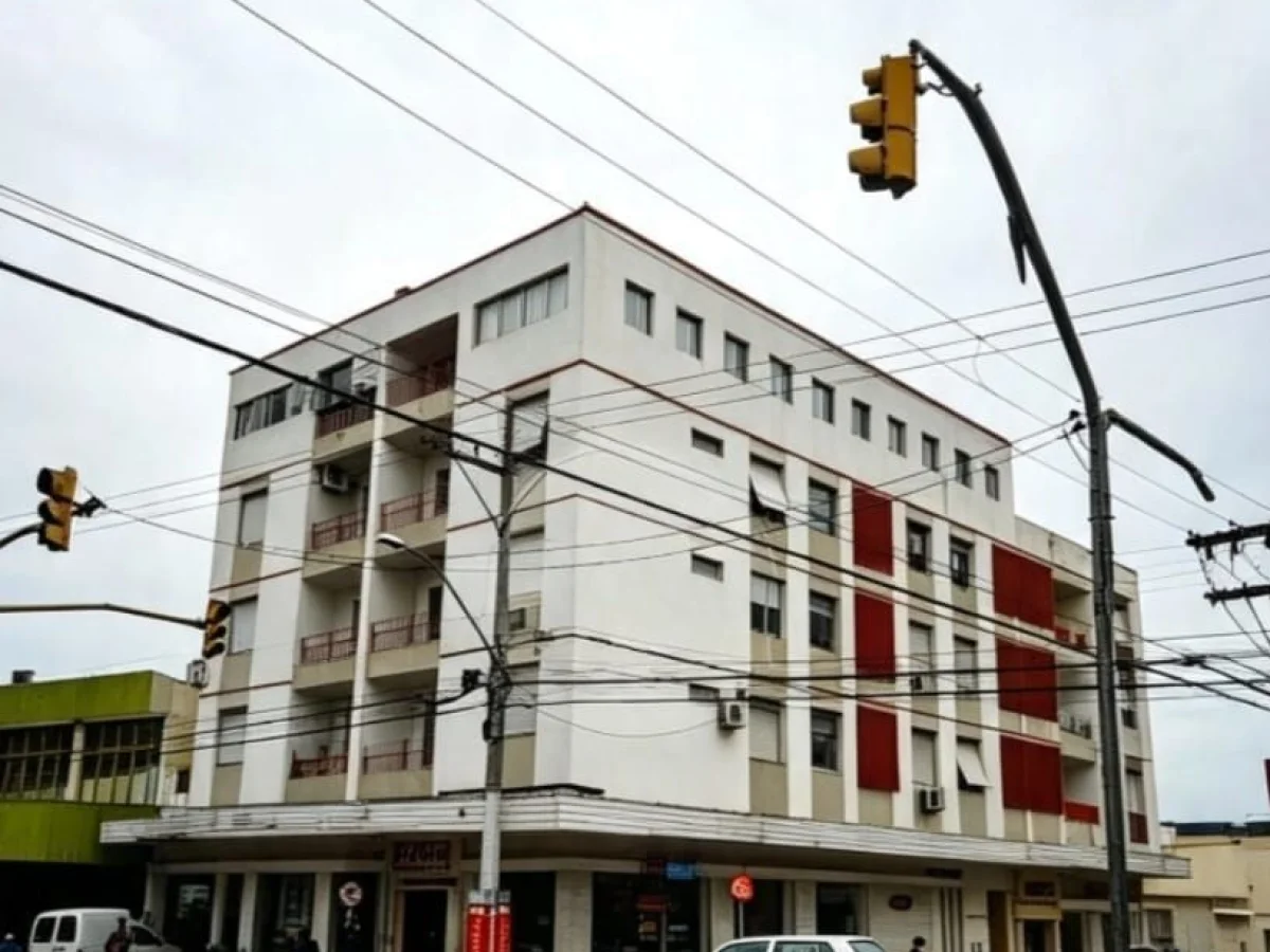 Fachada do prédio com detalhes em vermelho — Apartamento com 1 quarto à venda em Centro, Santa Maria/RS