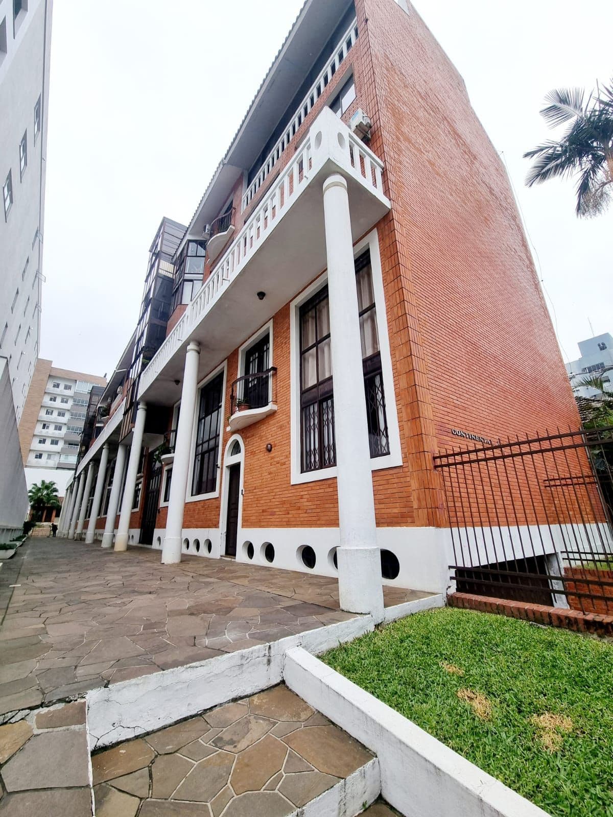 Fachada da casa com colunas brancas — Apartamento com 3 quartos para alugar em Bonfim, Santa Maria/RS