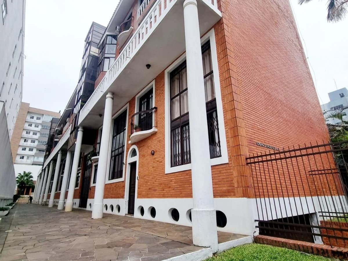 Fachada da casa com colunas brancas — Edifício Continental, Bonfim, Santa Maria/RS