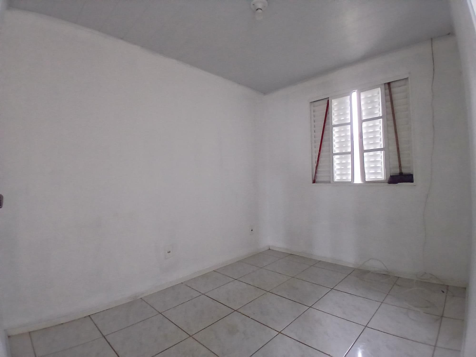 Casa no Diácono João Luiz Pozzobon de 2 dormitórios, sala e cozinha conjugadas, banheiro s — Casa com 2 quartos para alugar em Diácono João Luiz Pozzobon, Santa Maria/RS
