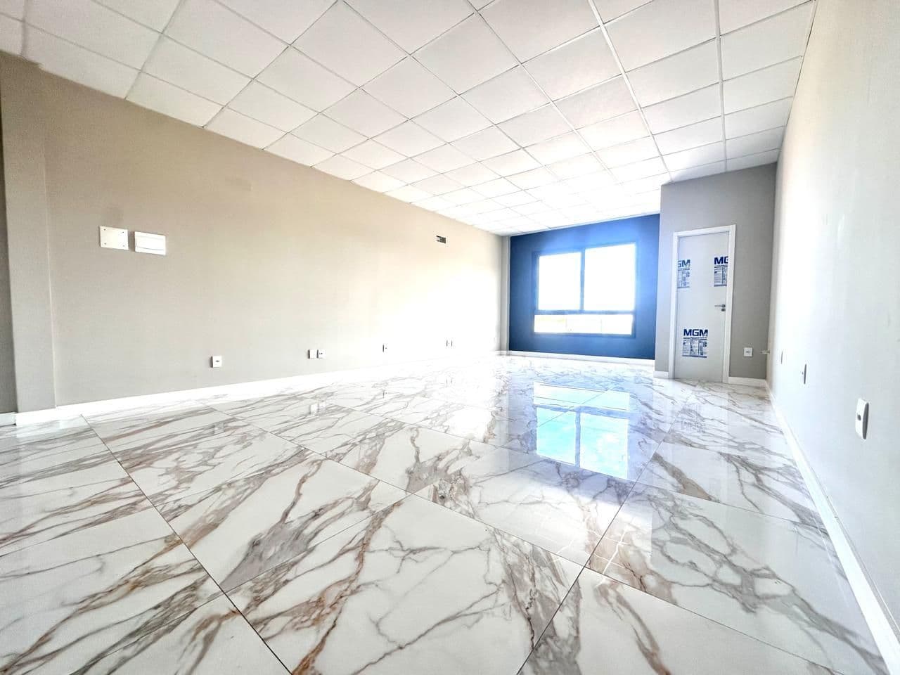 Sala com piso em mármore e janela — Sala Comercial com 1 sala para alugar em Camobi, Santa Maria/RS