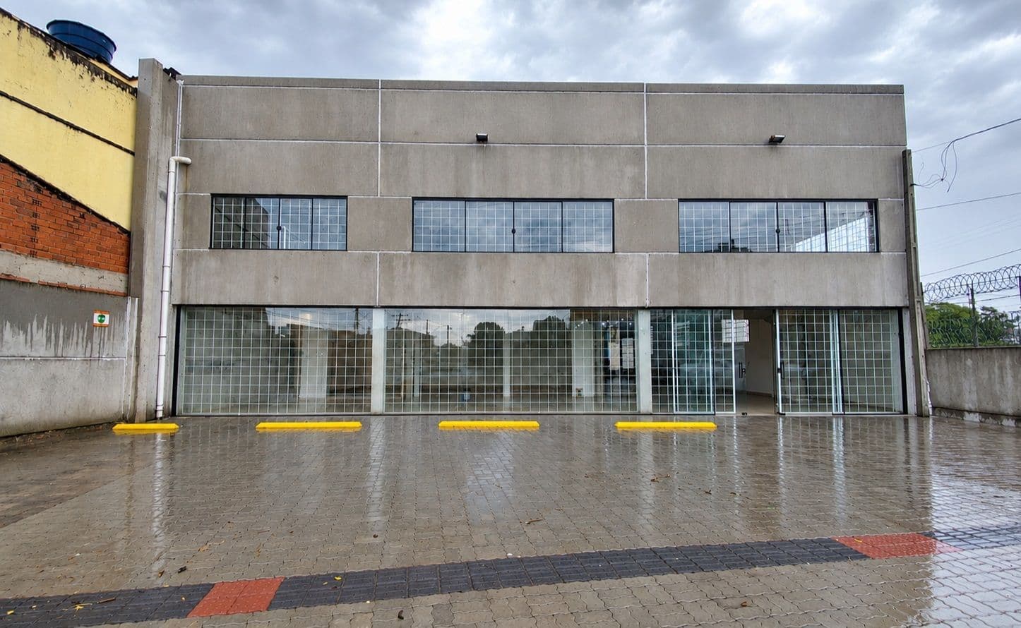 Fachada do imóvel com vitrines — Pavilhão com 3 salas para alugar em Salgado Filho, Santa Maria/RS