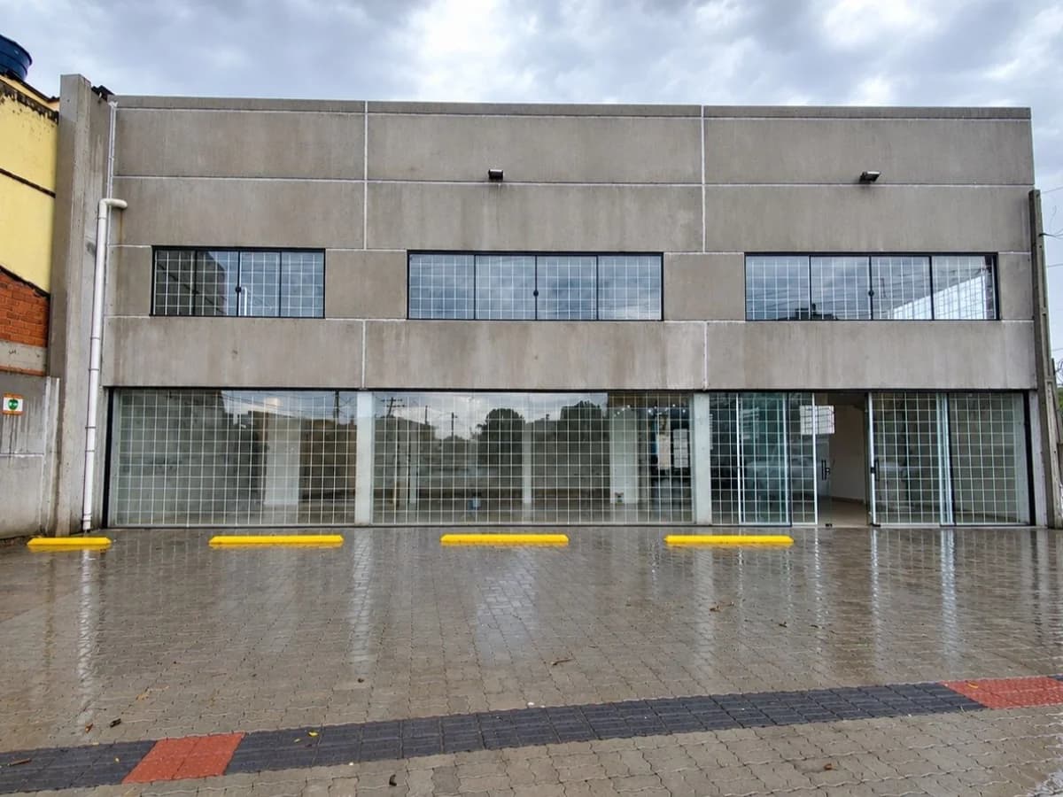 Fachada do imóvel com vitrines — Pavilhão com 3 salas para alugar em Salgado Filho, Santa Maria/RS
