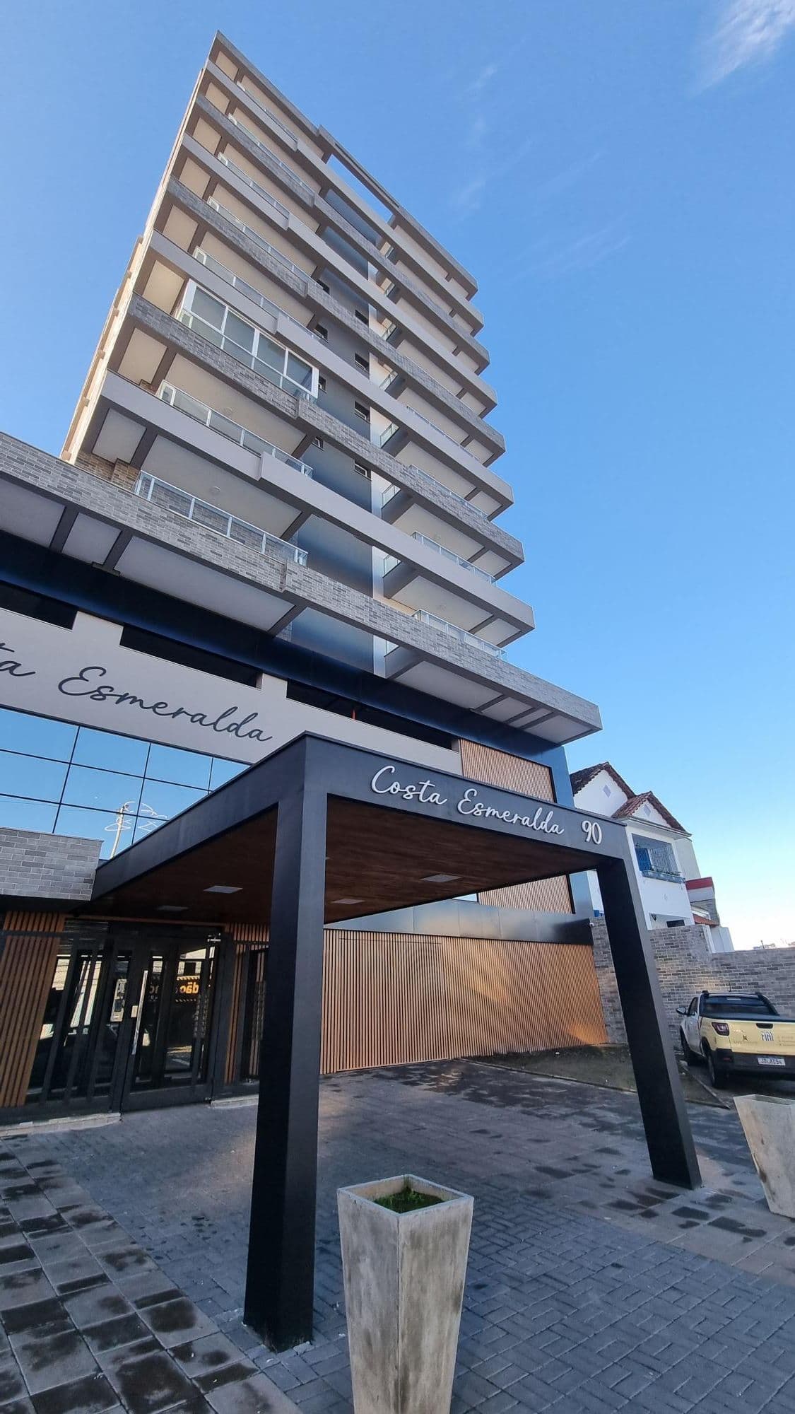 Fachada do prédio com entrada — Apartamento com 3 quartos à venda em Nossa Senhora das Dores, Santa Maria/RS