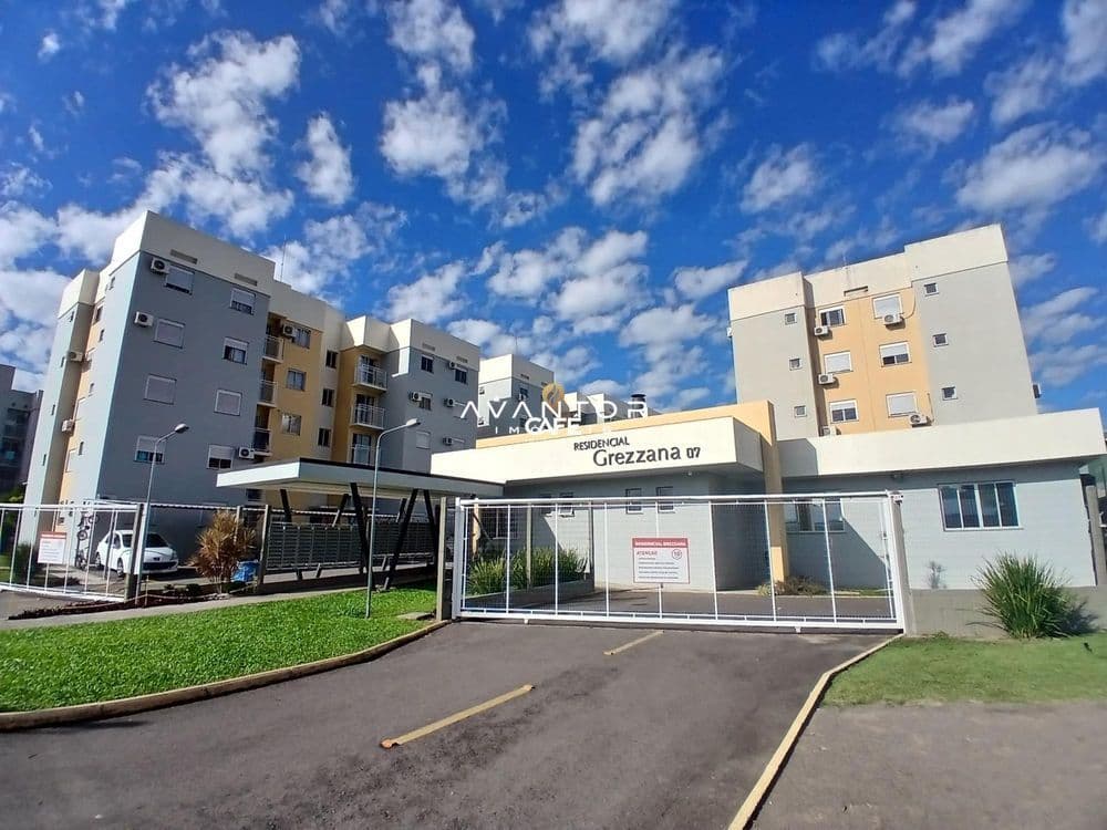 Fachada do prédio com entrada e garagem — Apartamento com 2 quartos à venda em Nossa Senhora Medianeira, Santa Maria/RS