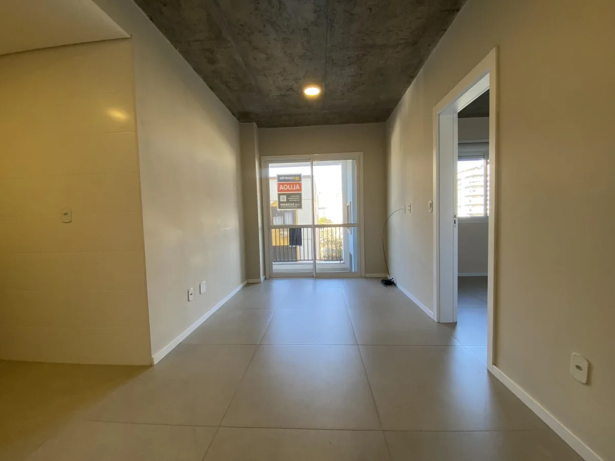 Apartamento semimobiliado de 1 dormitório, sala de estar, sacada, churrasqueira e garagem — Apartamento com 1 quarto para alugar em Centro, Santa Maria/RS