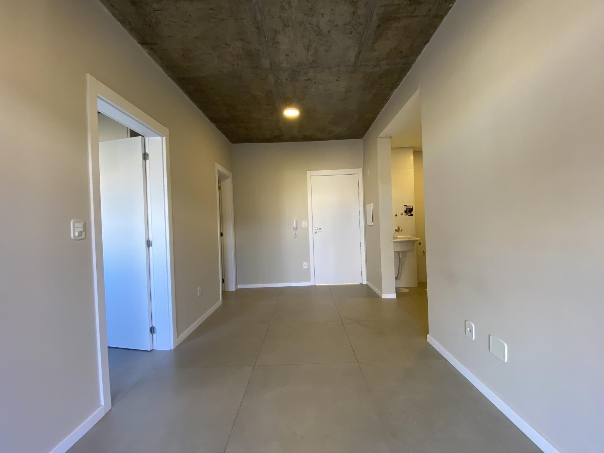 Apartamento semimobiliado de 1 dormitório, sala de estar, sacada, churrasqueira e garagem — Apartamento com 1 quarto para alugar em Centro, Santa Maria/RS