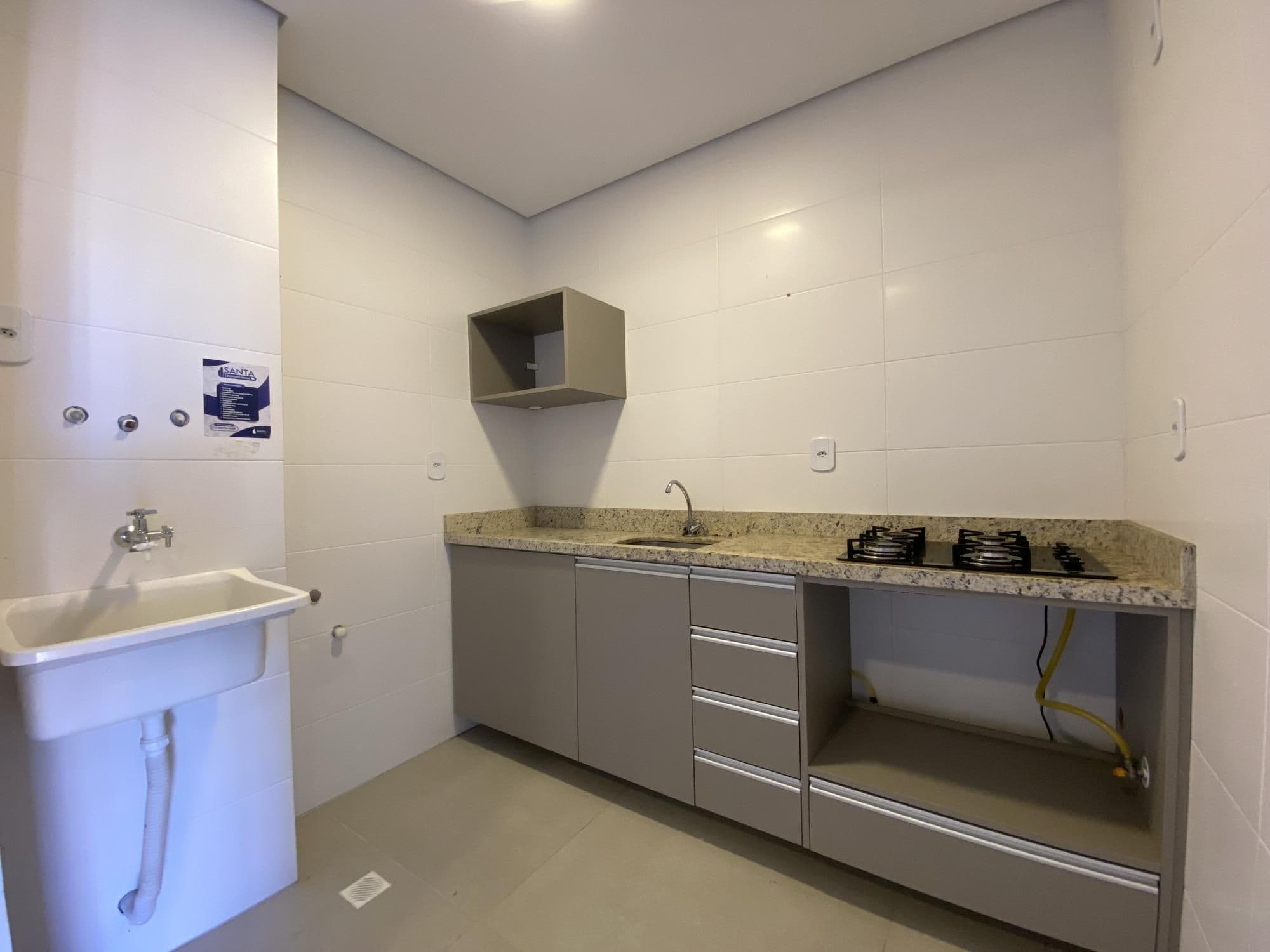 Apartamento semimobiliado de 1 dormitório, sala de estar, sacada, churrasqueira e garagem — Apartamento com 1 quarto para alugar em Centro, Santa Maria/RS